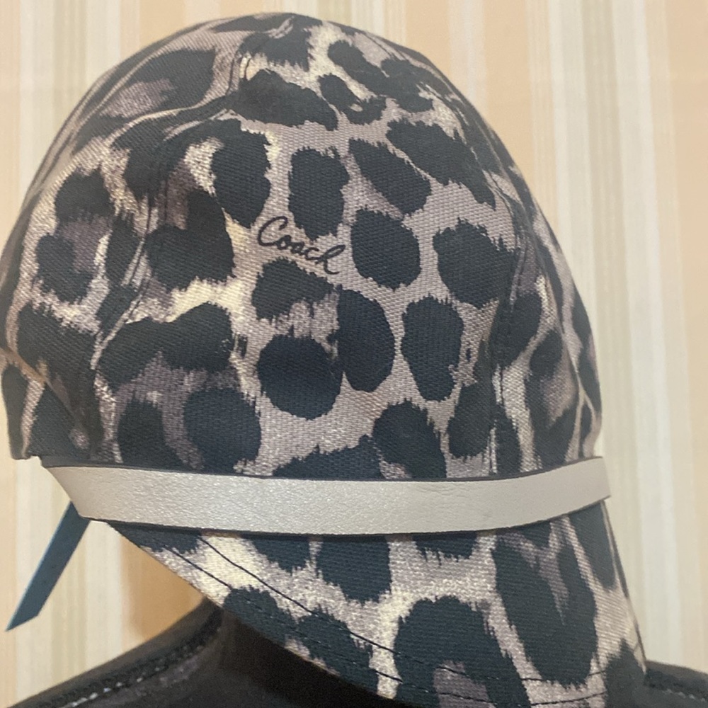 Coach classic Audrey Hepburn look - Picture 4 of 8